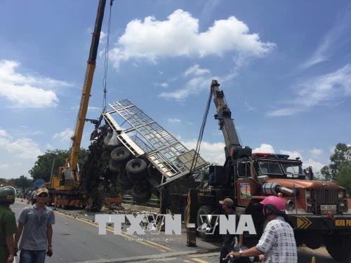 Xe tải rơi xuống suối, 2 người thương vong 